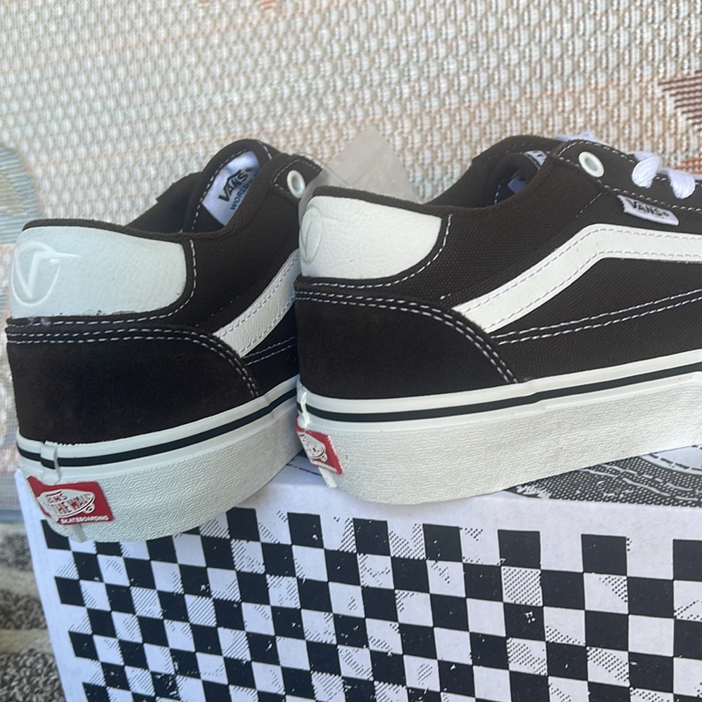 Vans Men’s Rowan
Dark Brown
VN0A5JICDRB
Sneakers - Picture 15 of 16